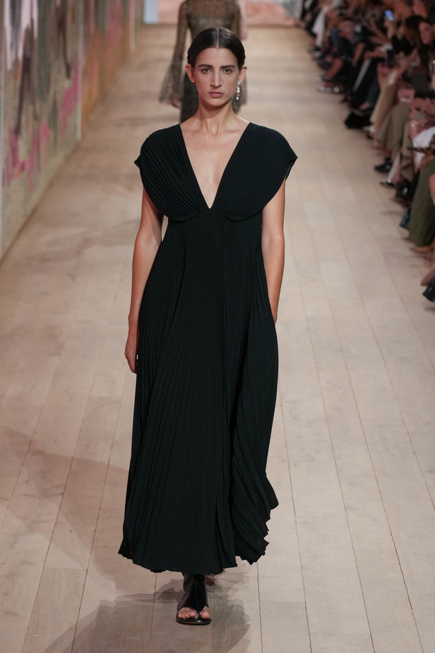 مجموعة كريستيان ديور الراقية لخريف وشتاء 2023-2024 .. تحيي أناقة اللون الأبيض وموضة الكروشيه