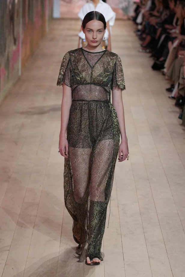 مجموعة كريستيان ديور الراقية لخريف وشتاء 2023-2024 .. تحيي أناقة اللون الأبيض وموضة الكروشيه