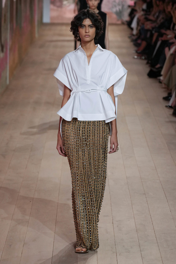 مجموعة كريستيان ديور الراقية لخريف وشتاء 2023-2024 .. تحيي أناقة اللون الأبيض وموضة الكروشيه