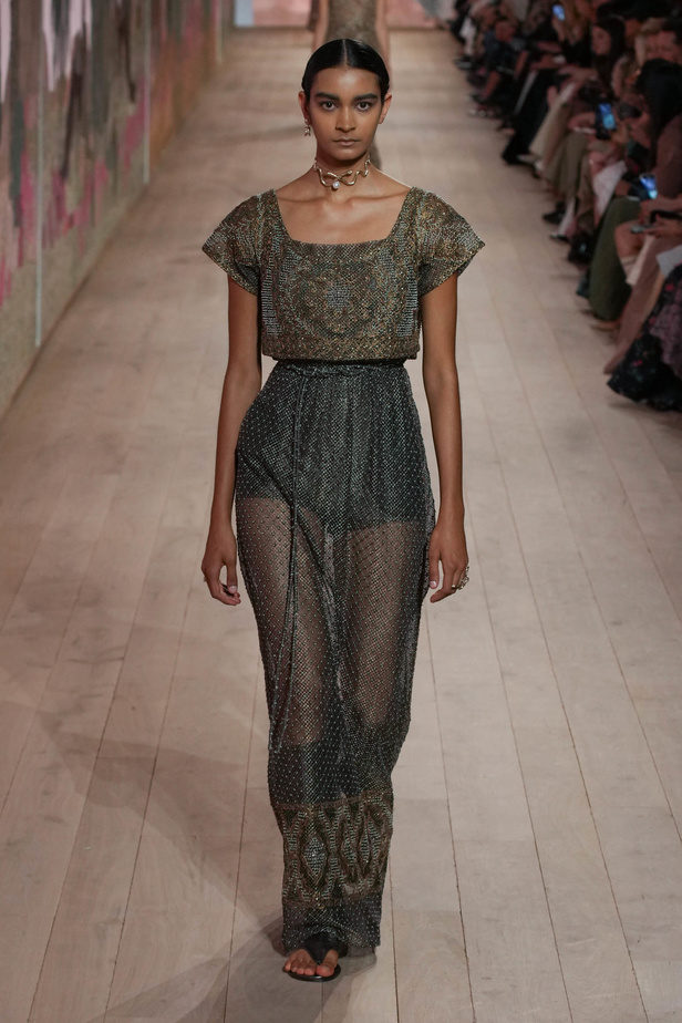 مجموعة كريستيان ديور الراقية لخريف وشتاء 2023-2024 .. تحيي أناقة اللون الأبيض وموضة الكروشيه