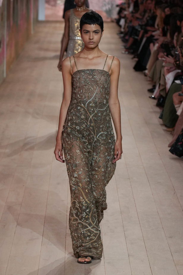 مجموعة كريستيان ديور الراقية لخريف وشتاء 2023-2024 .. تحيي أناقة اللون الأبيض وموضة الكروشيه