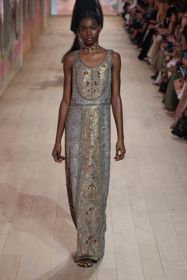 مجموعة كريستيان ديور الراقية لخريف وشتاء 2023-2024 .. تحيي أناقة اللون الأبيض وموضة الكروشيه