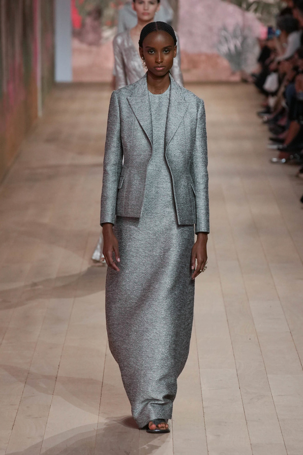 مجموعة كريستيان ديور الراقية لخريف وشتاء 2023-2024 .. تحيي أناقة اللون الأبيض وموضة الكروشيه