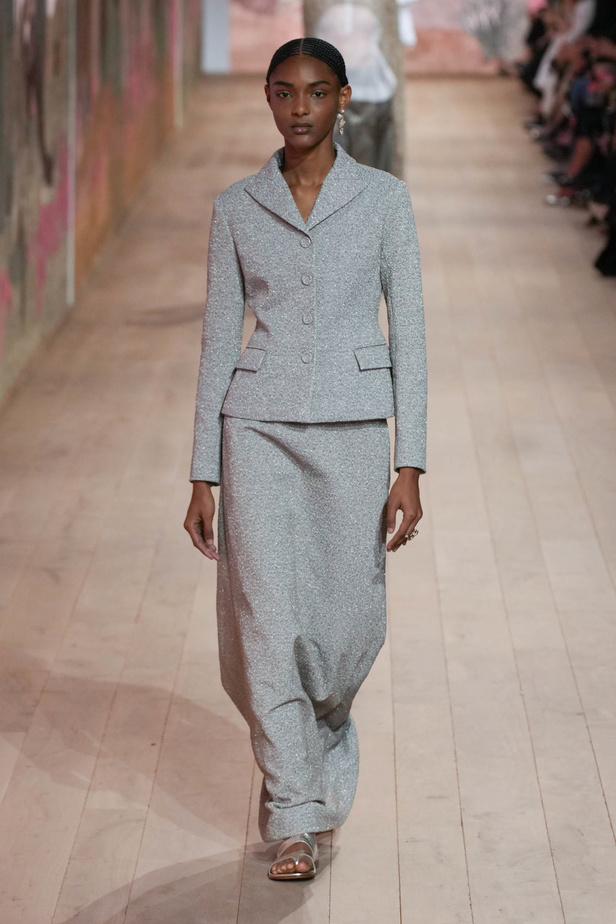 مجموعة كريستيان ديور الراقية لخريف وشتاء 2023-2024 .. تحيي أناقة اللون الأبيض وموضة الكروشيه