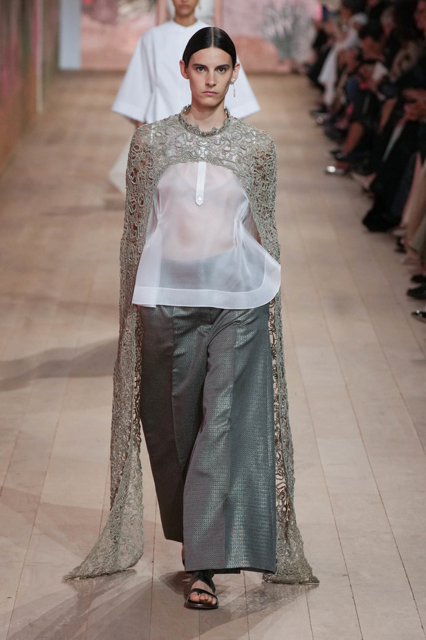 مجموعة كريستيان ديور الراقية لخريف وشتاء 2023-2024 .. تحيي أناقة اللون الأبيض وموضة الكروشيه