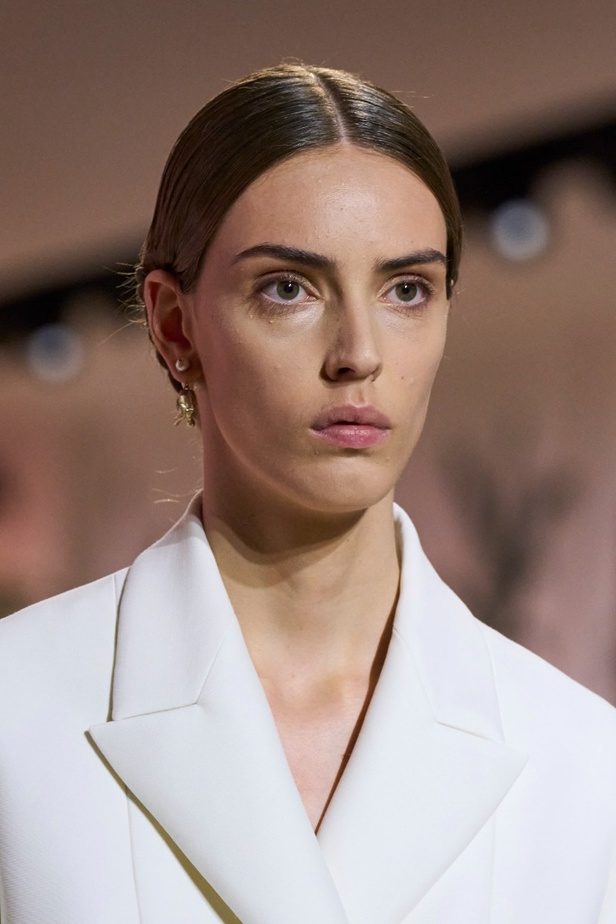 إطلالات جمالية من مجموعة كريستيان ديور الراقية لخريف وشتاء 2023-2024