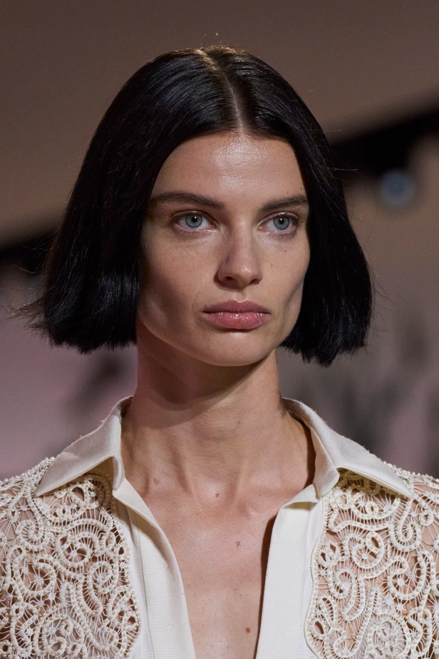 إطلالات جمالية من مجموعة كريستيان ديور الراقية لخريف وشتاء 2023-2024