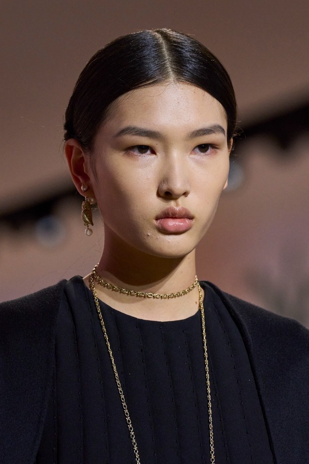 إطلالات جمالية من مجموعة كريستيان ديور الراقية لخريف وشتاء 2023-2024