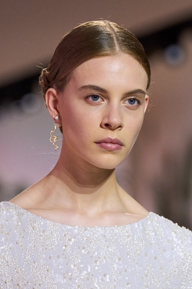 إطلالات جمالية من مجموعة كريستيان ديور الراقية لخريف وشتاء 2023-2024