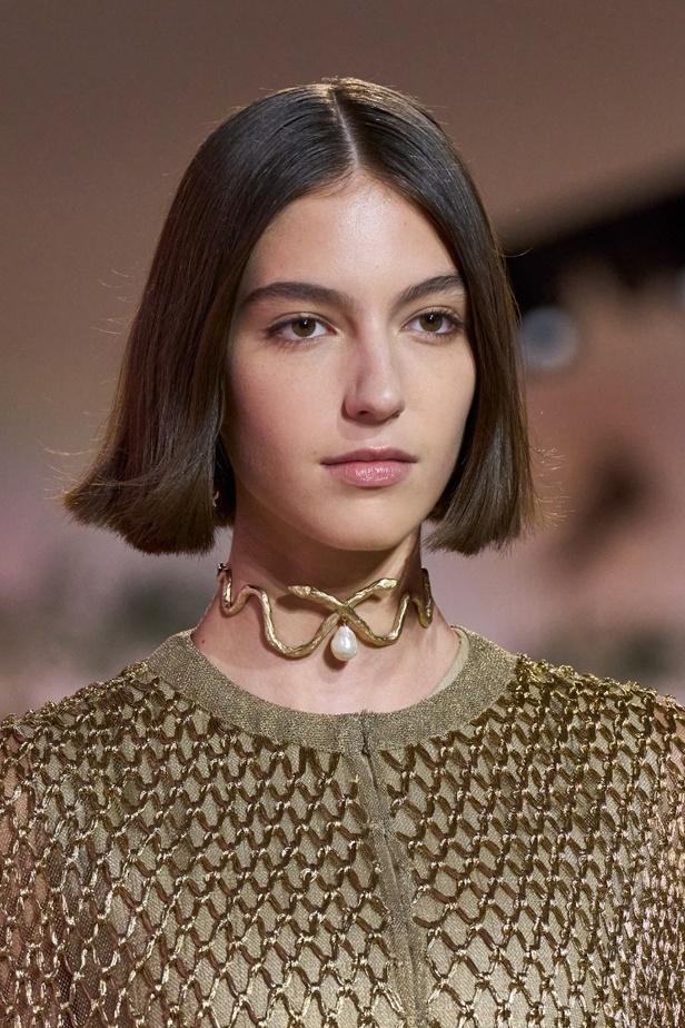 إطلالات جمالية من مجموعة كريستيان ديور الراقية لخريف وشتاء 2023-2024