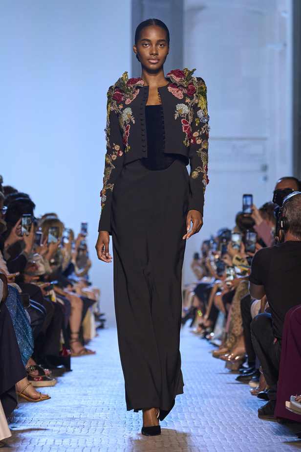 أزياء فاخرة وألوان متألقة في مجموعة ايلي صعب للهوت كوتور 2023-2024..إليك تفاصيلها