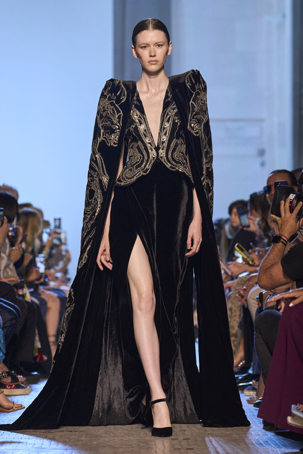 أزياء فاخرة وألوان متألقة في مجموعة ايلي صعب للهوت كوتور 2023-2024..إليك تفاصيلها