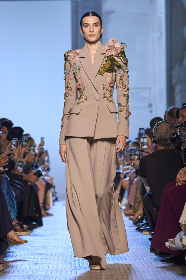 أزياء فاخرة وألوان متألقة في مجموعة ايلي صعب للهوت كوتور 2023-2024..إليك تفاصيلها