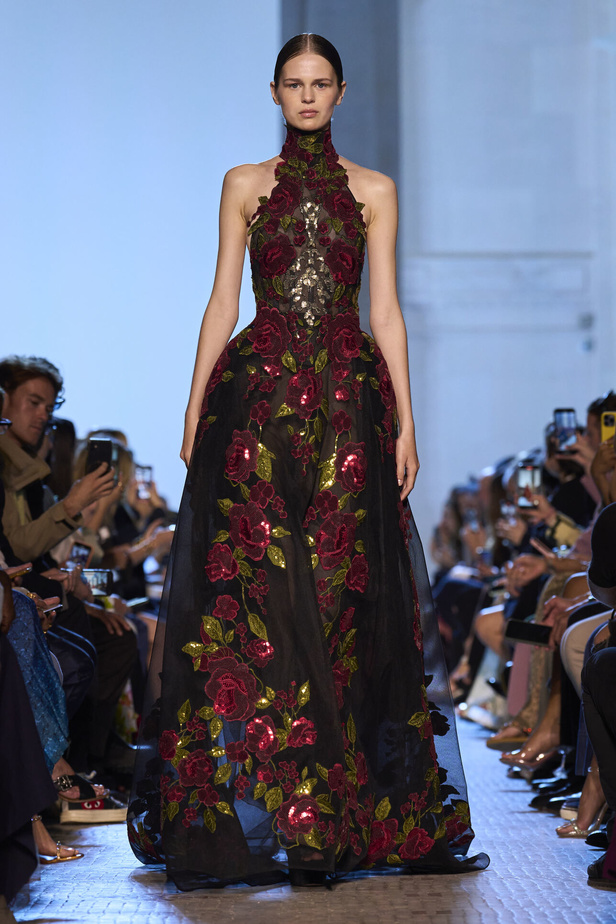 أزياء فاخرة وألوان متألقة في مجموعة ايلي صعب للهوت كوتور 2023-2024..إليك تفاصيلها