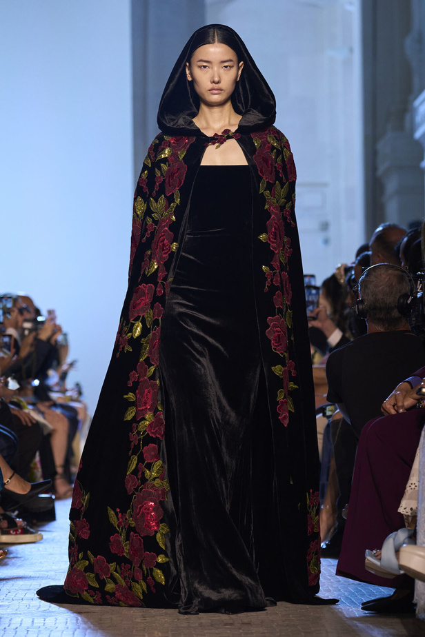 أزياء فاخرة وألوان متألقة في مجموعة ايلي صعب للهوت كوتور 2023-2024..إليك تفاصيلها