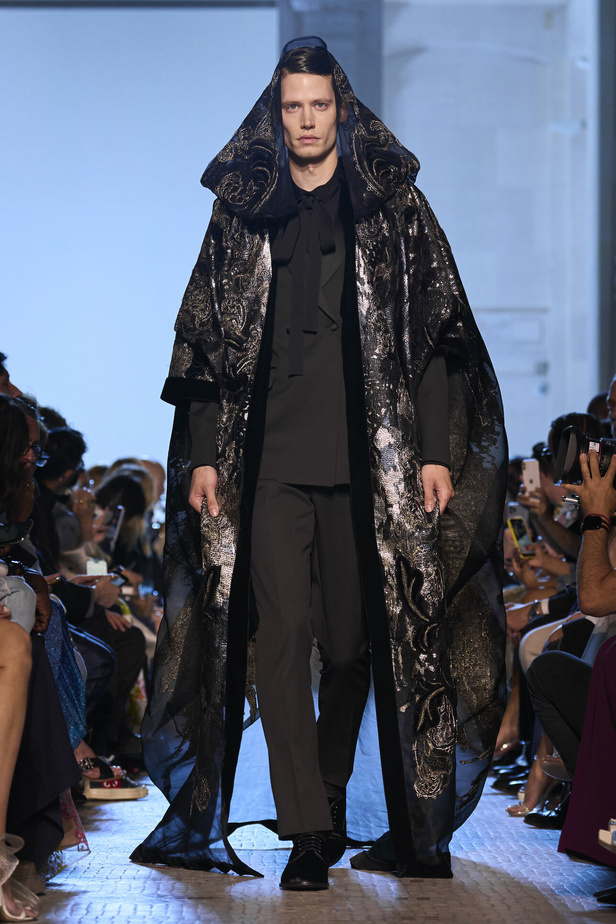 أزياء فاخرة وألوان متألقة في مجموعة ايلي صعب للهوت كوتور 2023-2024..إليك تفاصيلها