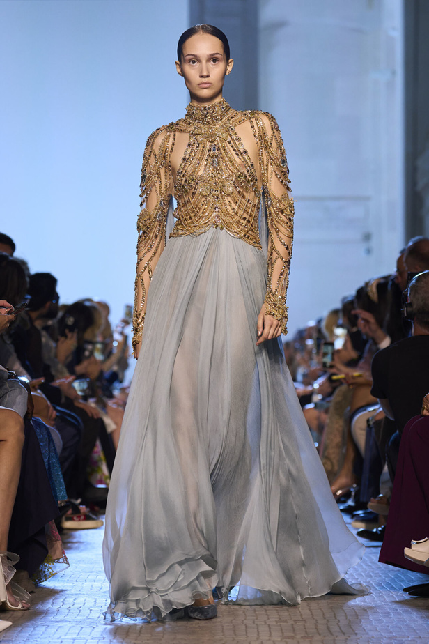 أزياء فاخرة وألوان متألقة في مجموعة ايلي صعب للهوت كوتور 2023-2024..إليك تفاصيلها