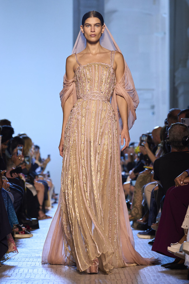 أزياء فاخرة وألوان متألقة في مجموعة ايلي صعب للهوت كوتور 2023-2024..إليك تفاصيلها