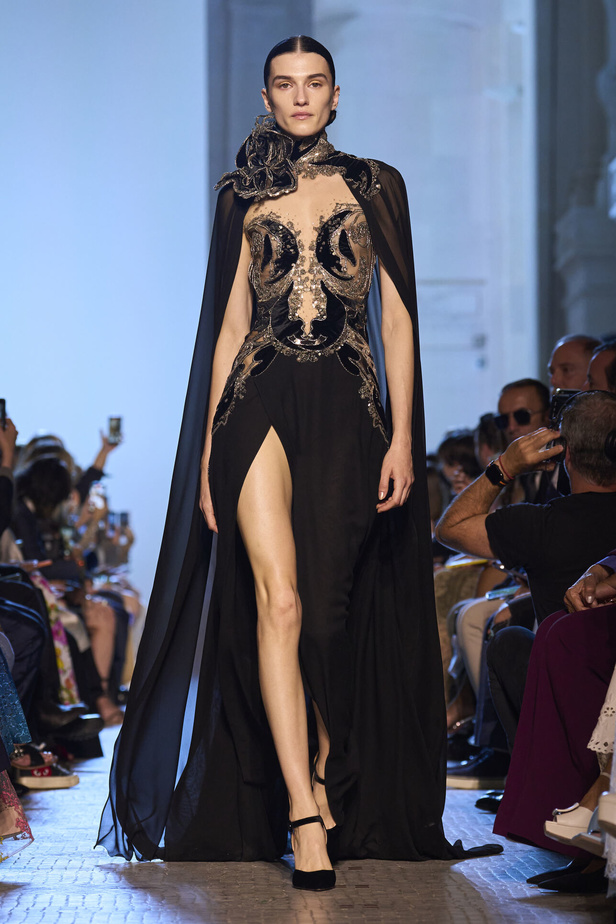 أزياء فاخرة وألوان متألقة في مجموعة ايلي صعب للهوت كوتور 2023-2024..إليك تفاصيلها