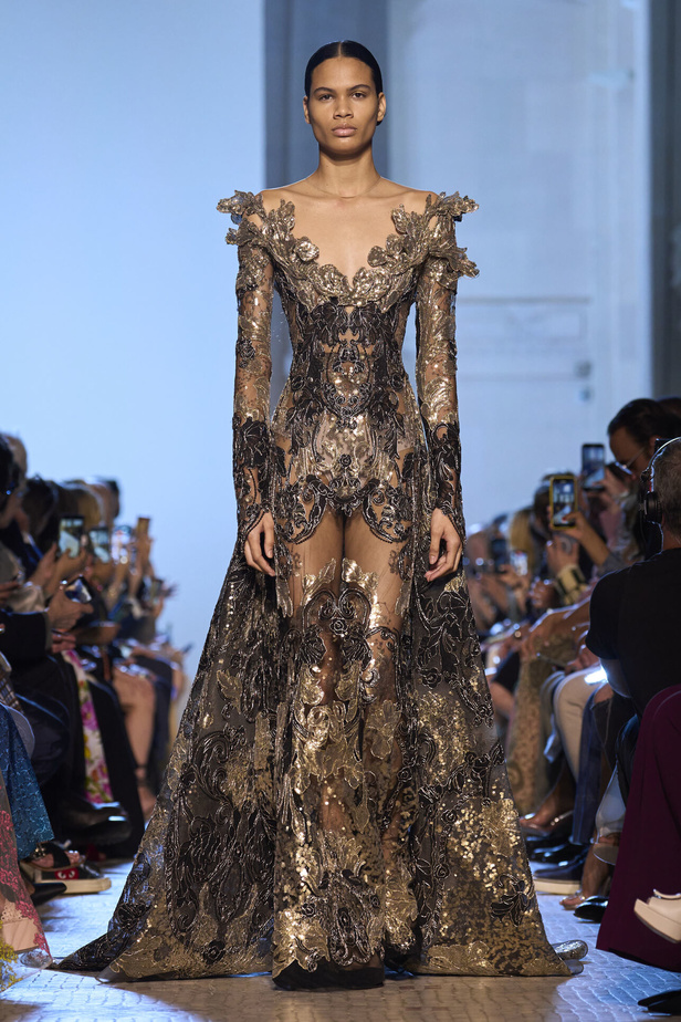 أزياء فاخرة وألوان متألقة في مجموعة ايلي صعب للهوت كوتور 2023-2024..إليك تفاصيلها