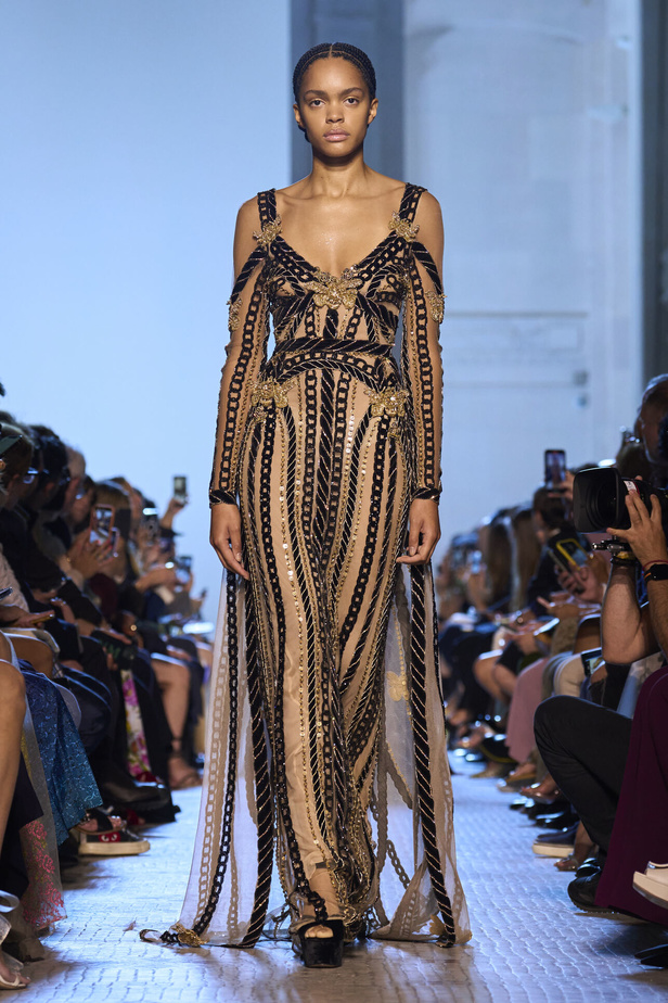 أزياء فاخرة وألوان متألقة في مجموعة ايلي صعب للهوت كوتور 2023-2024..إليك تفاصيلها