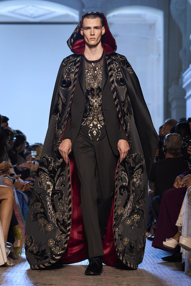 أزياء فاخرة وألوان متألقة في مجموعة ايلي صعب للهوت كوتور 2023-2024..إليك تفاصيلها