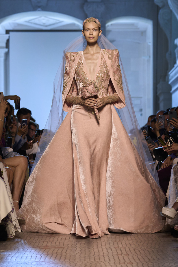 أزياء فاخرة وألوان متألقة في مجموعة ايلي صعب للهوت كوتور 2023-2024..إليك تفاصيلها