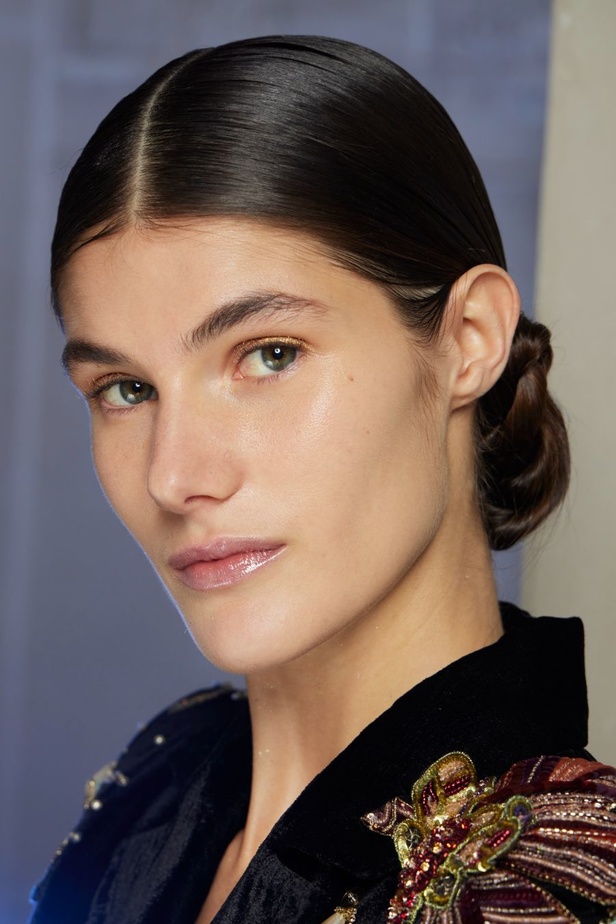 أزياء فاخرة وألوان متألقة في مجموعة ايلي صعب للهوت كوتور 2023-2024..إليك تفاصيلها