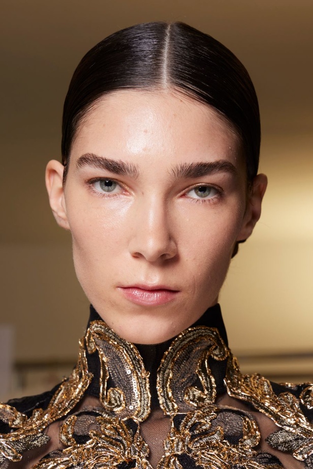 أزياء فاخرة وألوان متألقة في مجموعة ايلي صعب للهوت كوتور 2023-2024..إليك تفاصيلها