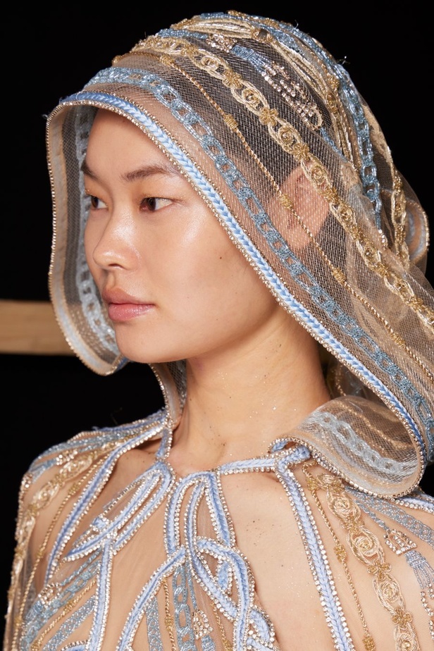 أزياء فاخرة وألوان متألقة في مجموعة ايلي صعب للهوت كوتور 2023-2024..إليك تفاصيلها