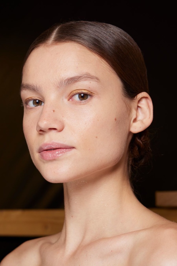 أزياء فاخرة وألوان متألقة في مجموعة ايلي صعب للهوت كوتور 2023-2024..إليك تفاصيلها