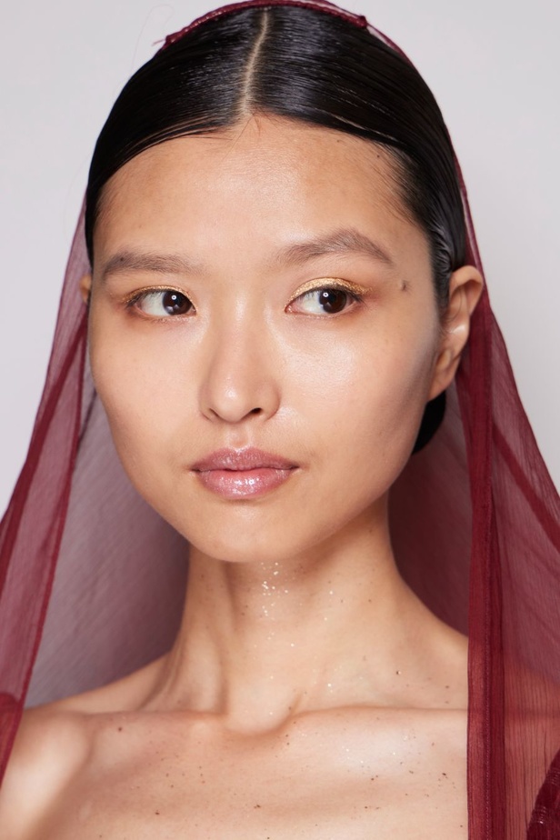 أزياء فاخرة وألوان متألقة في مجموعة ايلي صعب للهوت كوتور 2023-2024..إليك تفاصيلها