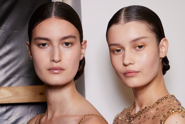 أزياء فاخرة وألوان متألقة في مجموعة ايلي صعب للهوت كوتور 2023-2024..إليك تفاصيلها