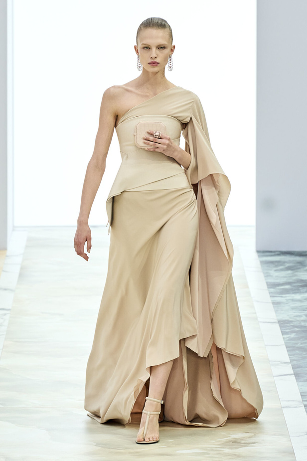 مجموعة Fendi للهوت كوتور خريف وشتاء 2023-2024.. أناقة راقية وفساتين فخمة