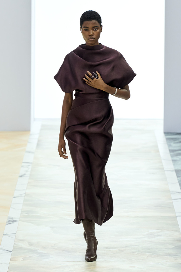 مجموعة Fendi للهوت كوتور خريف وشتاء 2023-2024.. أناقة راقية وفساتين فخمة