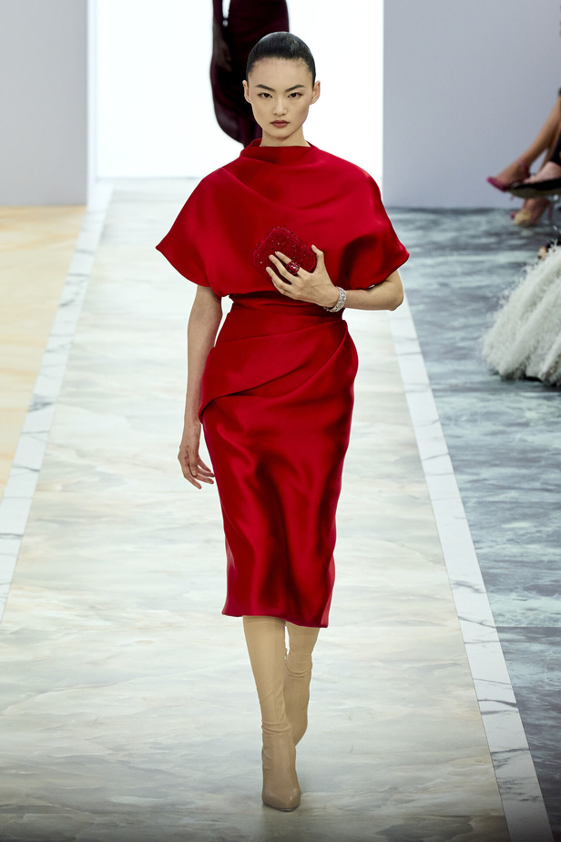 مجموعة Fendi للهوت كوتور خريف وشتاء 2023-2024.. أناقة راقية وفساتين فخمة