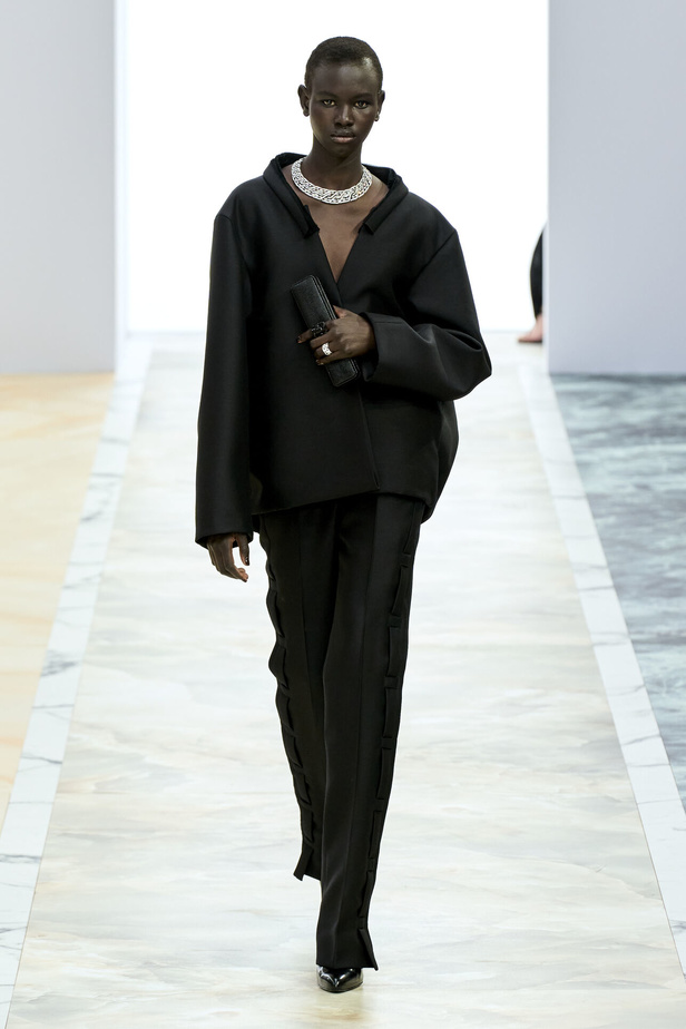 مجموعة Fendi للهوت كوتور خريف وشتاء 2023-2024.. أناقة راقية وفساتين فخمة