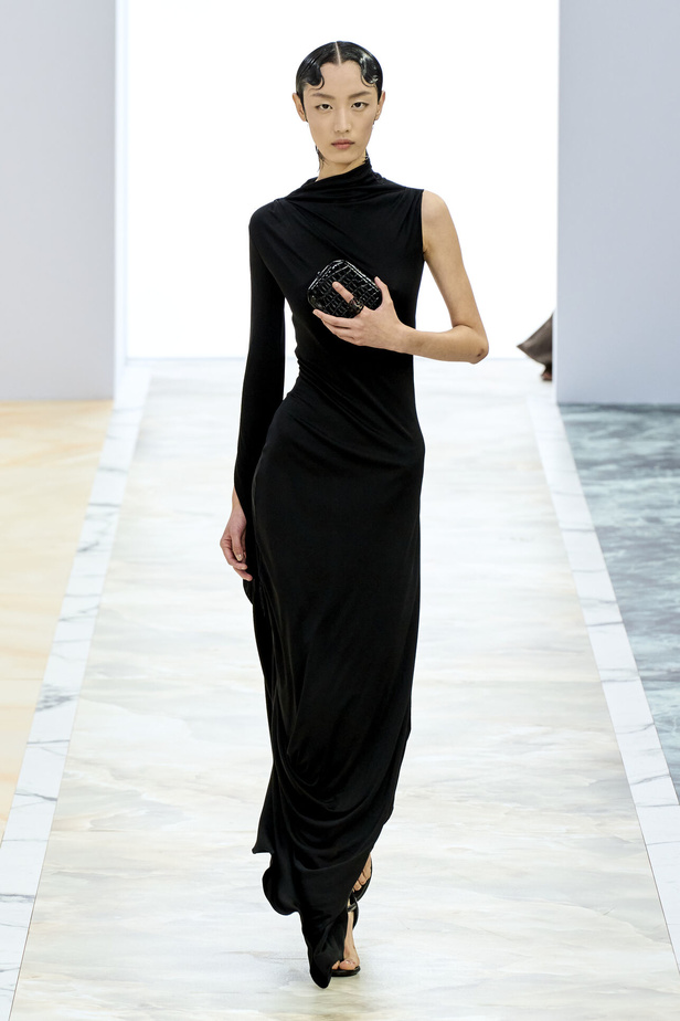 مجموعة Fendi للهوت كوتور خريف وشتاء 2023-2024.. أناقة راقية وفساتين فخمة