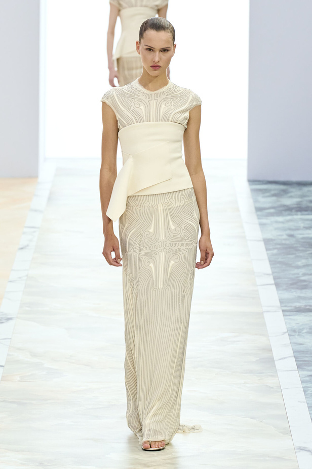 مجموعة Fendi للهوت كوتور خريف وشتاء 2023-2024.. أناقة راقية وفساتين فخمة