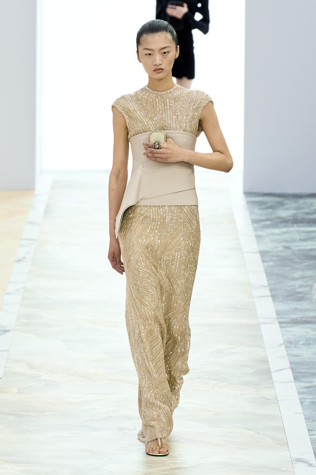 مجموعة Fendi للهوت كوتور خريف وشتاء 2023-2024.. أناقة راقية وفساتين فخمة