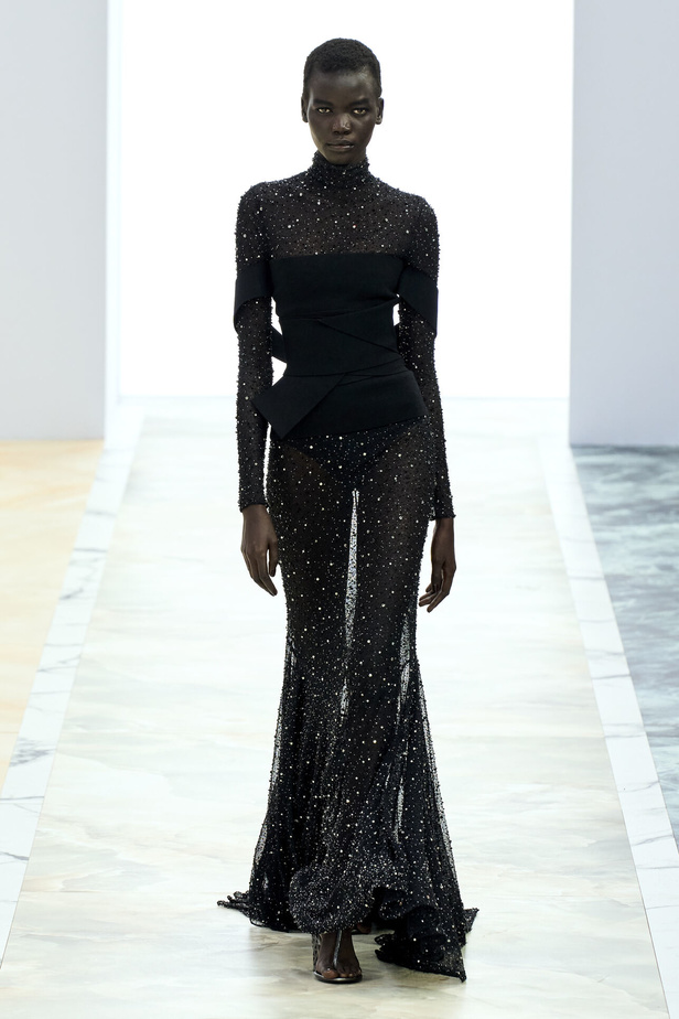 مجموعة Fendi للهوت كوتور خريف وشتاء 2023-2024.. أناقة راقية وفساتين فخمة