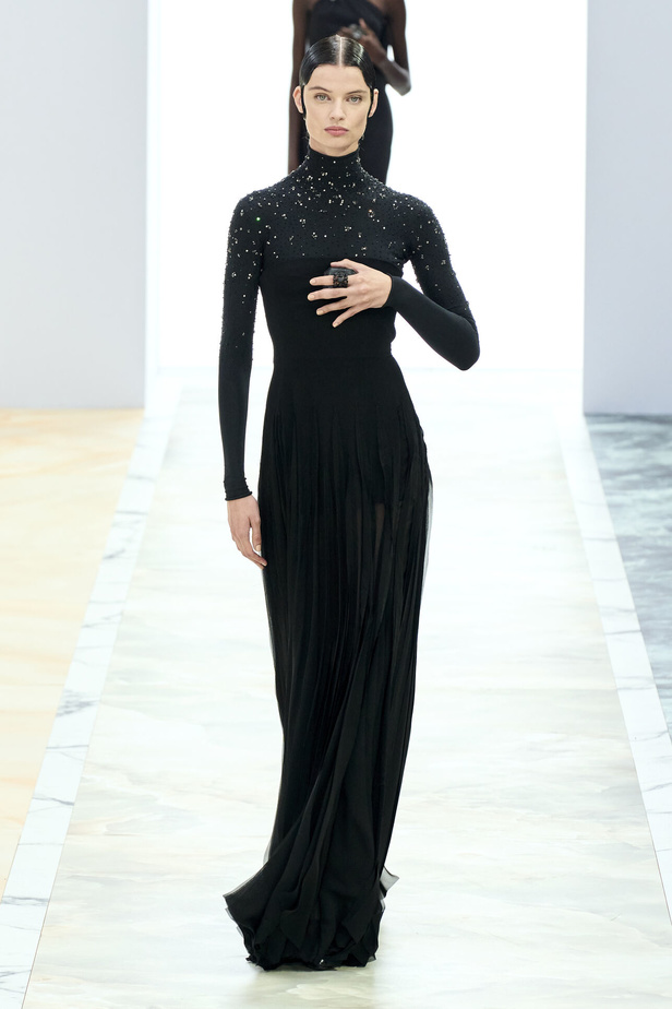 مجموعة Fendi للهوت كوتور خريف وشتاء 2023-2024.. أناقة راقية وفساتين فخمة