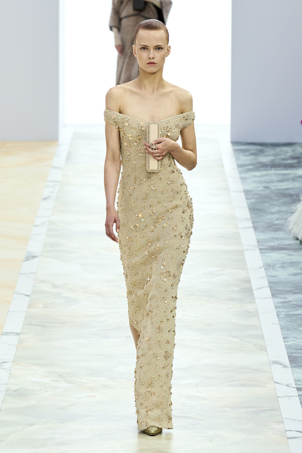 مجموعة Fendi للهوت كوتور خريف وشتاء 2023-2024.. أناقة راقية وفساتين فخمة