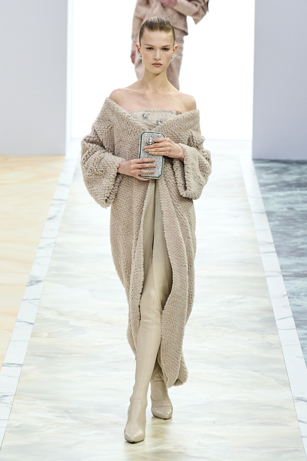 مجموعة Fendi للهوت كوتور خريف وشتاء 2023-2024.. أناقة راقية وفساتين فخمة