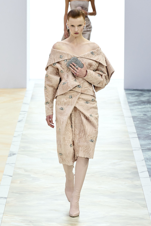 مجموعة Fendi للهوت كوتور خريف وشتاء 2023-2024.. أناقة راقية وفساتين فخمة