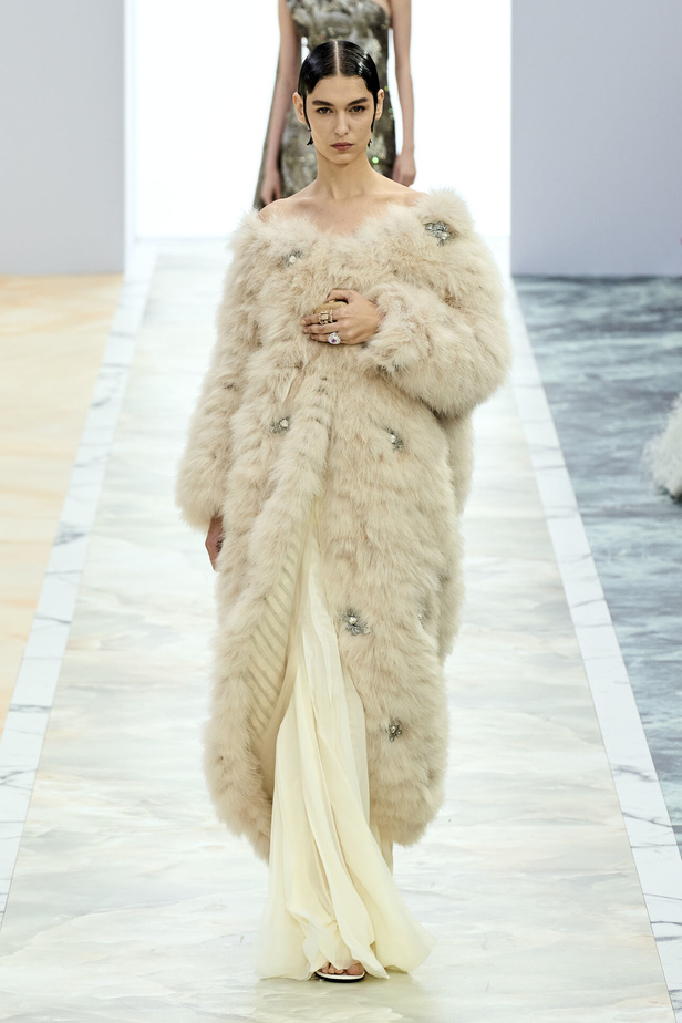مجموعة Fendi للهوت كوتور خريف وشتاء 2023-2024.. أناقة راقية وفساتين فخمة