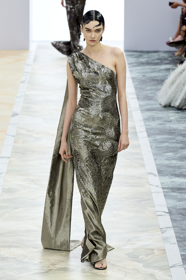 مجموعة Fendi للهوت كوتور خريف وشتاء 2023-2024.. أناقة راقية وفساتين فخمة