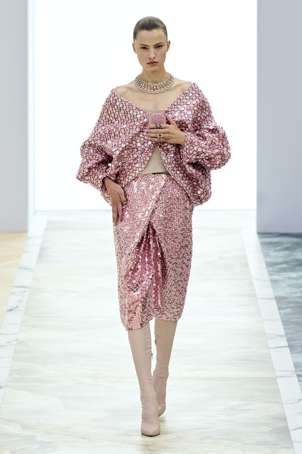 مجموعة Fendi للهوت كوتور خريف وشتاء 2023-2024.. أناقة راقية وفساتين فخمة