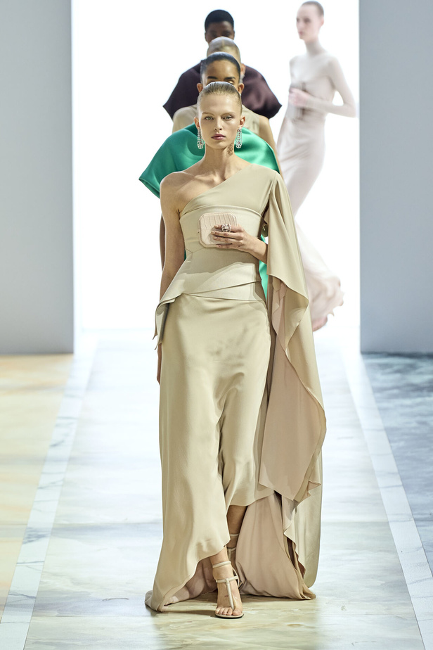 مجموعة Fendi للهوت كوتور خريف وشتاء 2023-2024.. أناقة راقية وفساتين فخمة