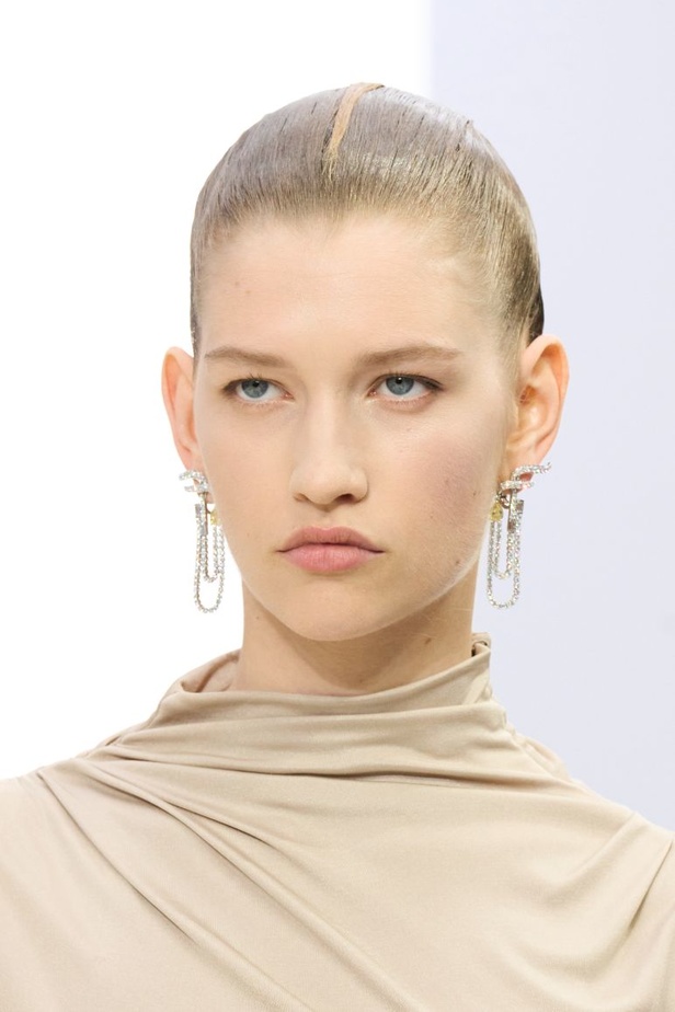 مجموعة Fendi للهوت كوتور خريف وشتاء 2023-2024.. أناقة راقية وفساتين فخمة